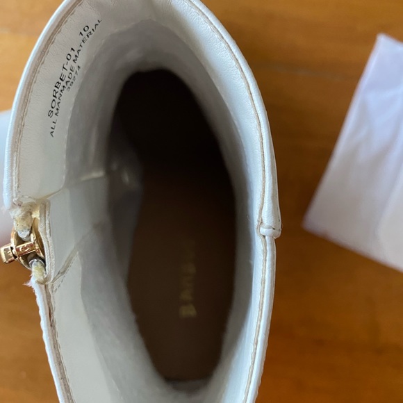 Gorgeous Bamboo White Booties in EU size 40, 8 1/2 in US sizes. - Picture 4 of 5